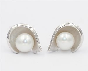 Curved silver pearl eariings