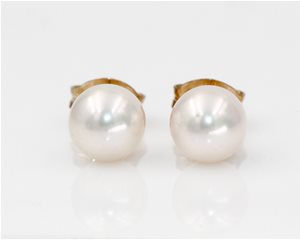 7.7 white pearls stud